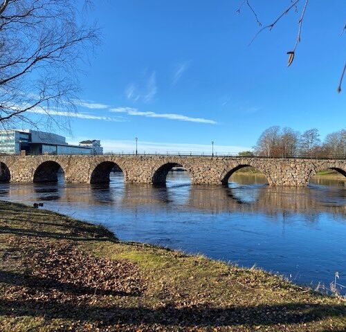 En stenbro över en ström